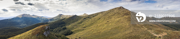 夏末秋初波兰Bieszczady山脉全景图