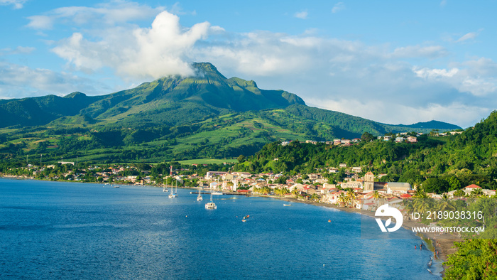 Village de Saint Pierre devant la Montagne pelée et la mer