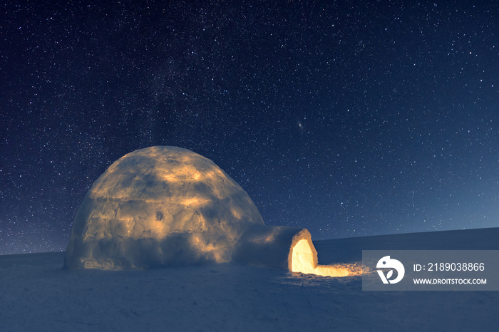 冬季的景象，白雪皑皑的冰屋和夜空中的乳白色。星星照耀下的奇妙冬季景观