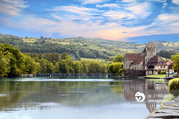 Beaulieu sur Dordogne. Rivière et  chapelle des pénitents, Corrèze. Nouvelle-Aquitaine