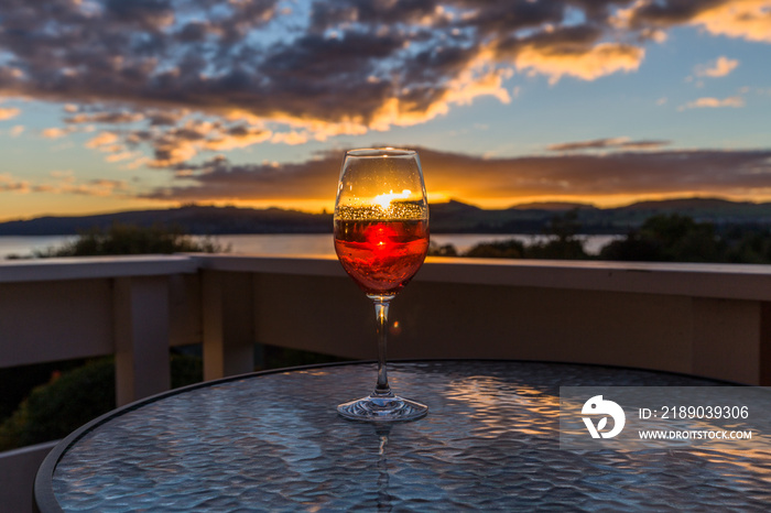 新西兰陶波湖日落时，背景景观中的葡萄酒与壮观的天空