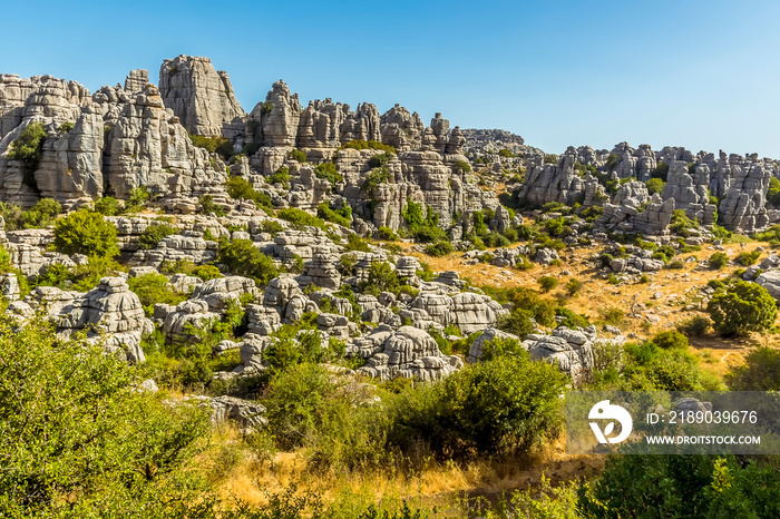 Antequera附近El Torcal喀斯特景观中风化石灰岩悬崖面的视图，