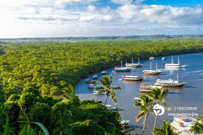 Barcos ancorados em Cabrália, Porto Seguro, Bahia