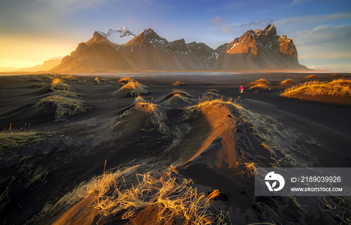 日落时的维斯特拉霍恩山，黑色火山熔岩沙丘，冰岛斯托克尼斯