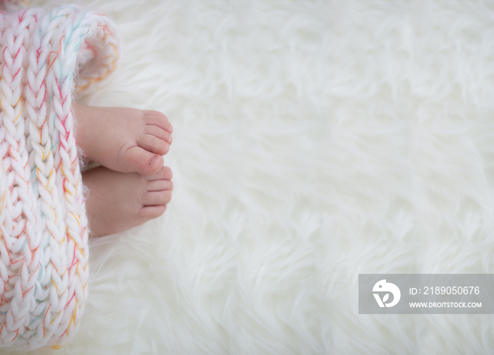 婴儿脚在毯子里，复制空间。选择焦点