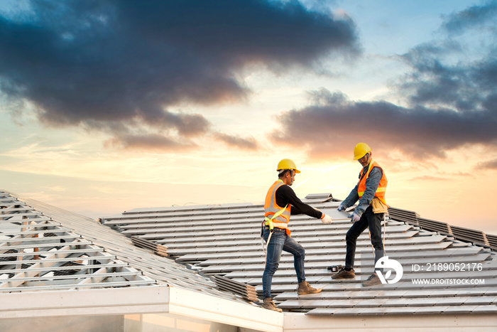 亚洲工程师工人安装新的CPAC屋顶、屋顶工具、电钻，与CP一起在新屋顶上使用