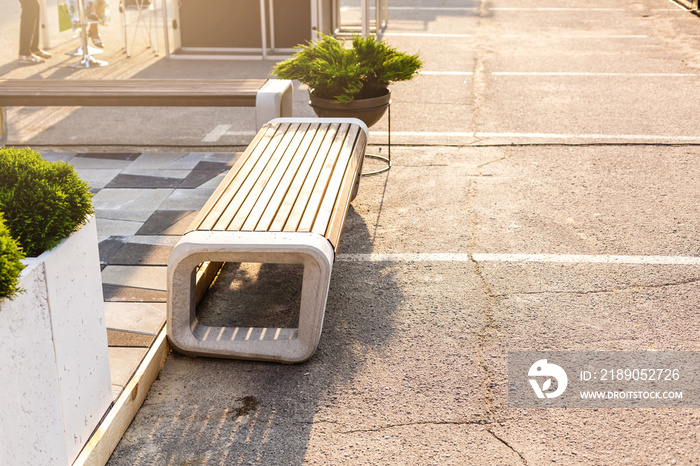 阳光明媚的日子里，城市广场上的现代长椅。城市改善、城市规划、公共空间。