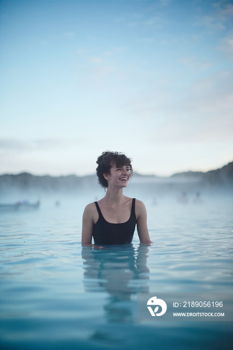 地热水疗。冰岛蓝湖温泉池中放松的女人