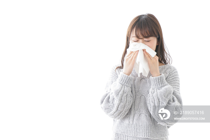 風邪・花粉症で鼻をかむ女性