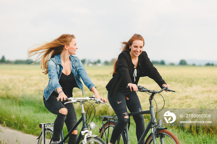 Freundinnen beim Radfahren