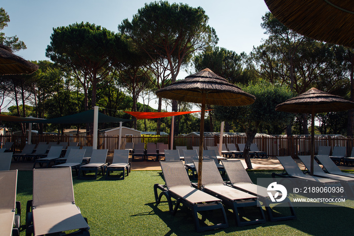 des transats vides et des parasols dans un camping. Un camping vide. Labsence de touristes à cause 