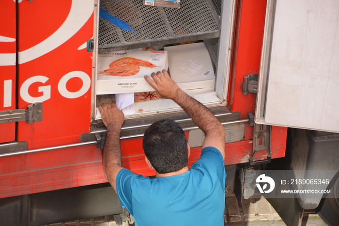 descargando un camion frigorifico