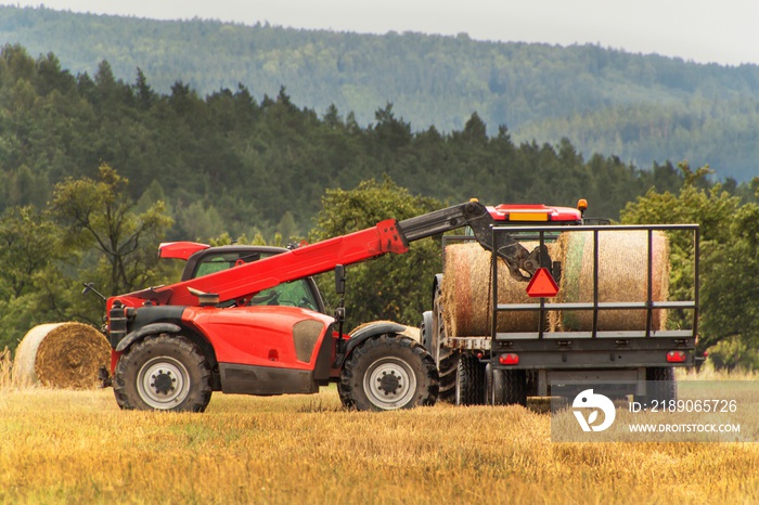捷克共和国田间的伸缩式秸秆收集器。在农业农场工作。C