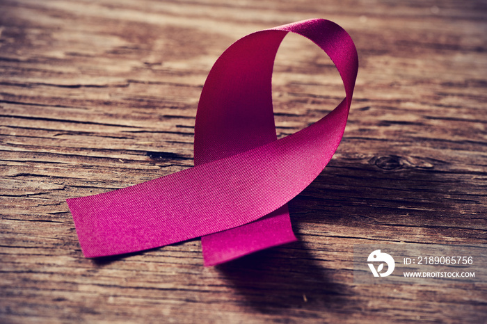 粉色丝带，乳腺癌症意识的象征