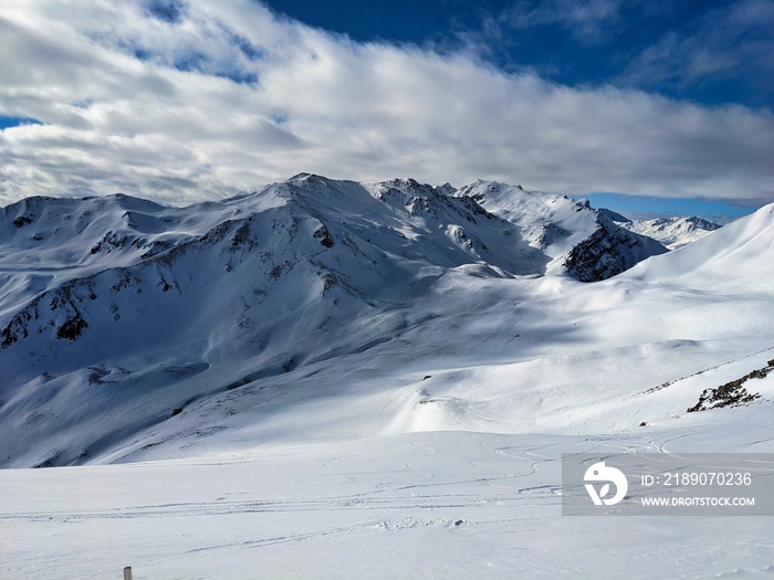 达沃斯滑雪之旅。在斯特雷拉山口的乔布什霍恩滑雪登山。冬季风景