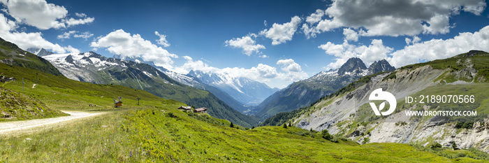 从Vallorcine地区的高山上俯瞰chamonix山谷，前景为al