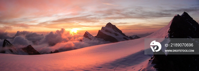 阿尔卑斯山冰川和高山上美丽的粉红色日出全景