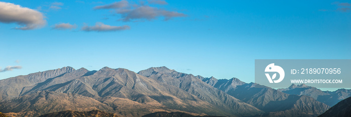 山地景观。山地天空全景，山地景观蓝天全景横幅背景。