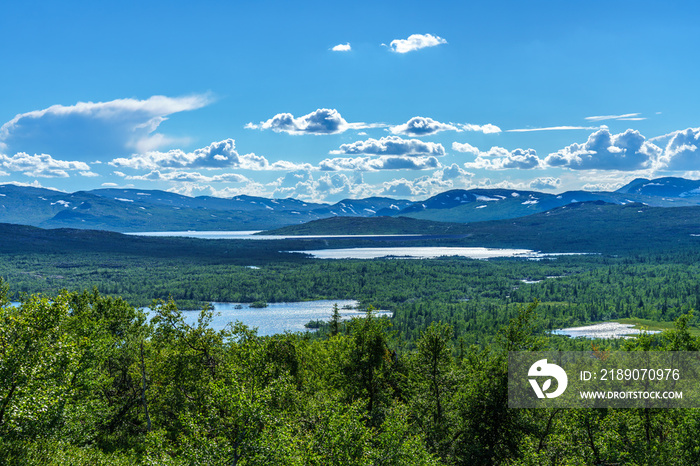 从浩瀚的瑞典高地欣赏美丽的风景
