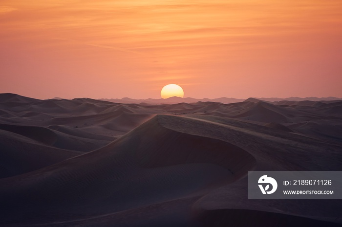 美丽日落时沙漠景观中的沙丘。阿拉伯联合酋长国阿布扎比