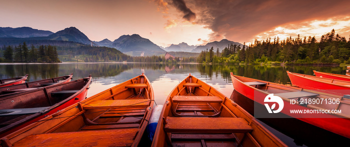 Strbske-plesso湖上的红船。欧洲斯洛伐克高塔特拉斯国家公园的晨景。Pa
