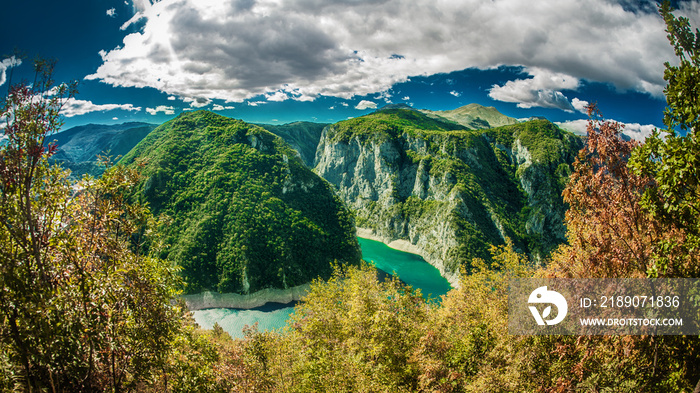 黑山Piva河和湖泊峡谷景观
