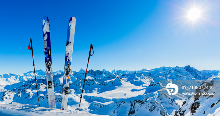 滑雪区，在美丽的冬季雪中可以欣赏到瑞士著名山脉的壮丽景色。Mt Fort.The matterho