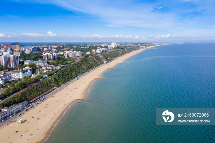 在一个阳光明媚的夏日，伯恩茅斯海滩和市中心的无人机航拍照片