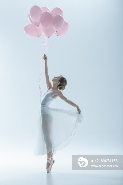 优雅的芭蕾舞演员，穿着白色连衣裙，带粉色气球，隔离在白色上