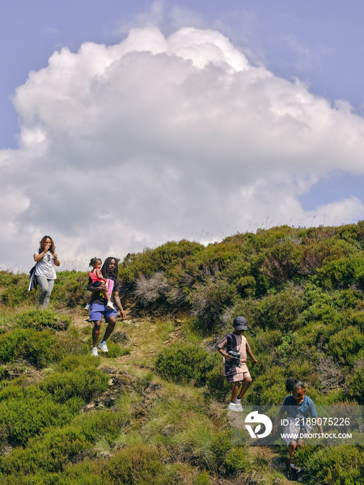 一家三口在青山上徒步旅行