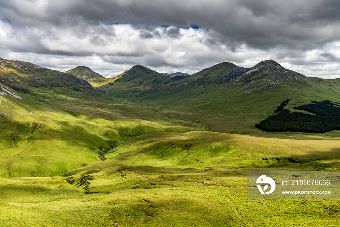 Irelands Connemara国家公园的绿色山谷与十二本山的景色