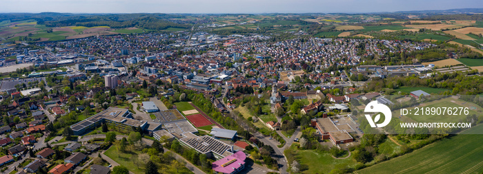 在冠状病毒封锁期间，阳光明媚的春天，德国辛斯海姆市的鸟瞰图。