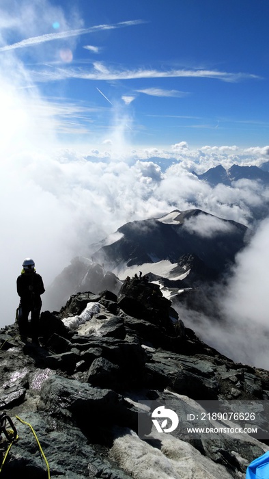 奥地利格罗斯格罗克纳阿尔卑斯山最高峰。登山者。通往山顶的道路。登山者