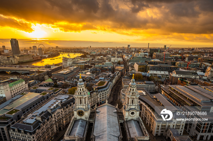 英国伦敦-从圣保罗大教堂顶部俯瞰伦敦天际线全景