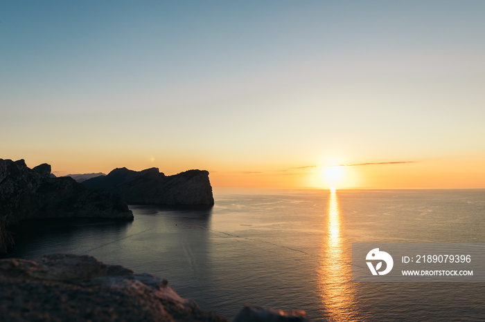 日落在一个有山脉和悬崖的海岸。cap de formentor mallorca