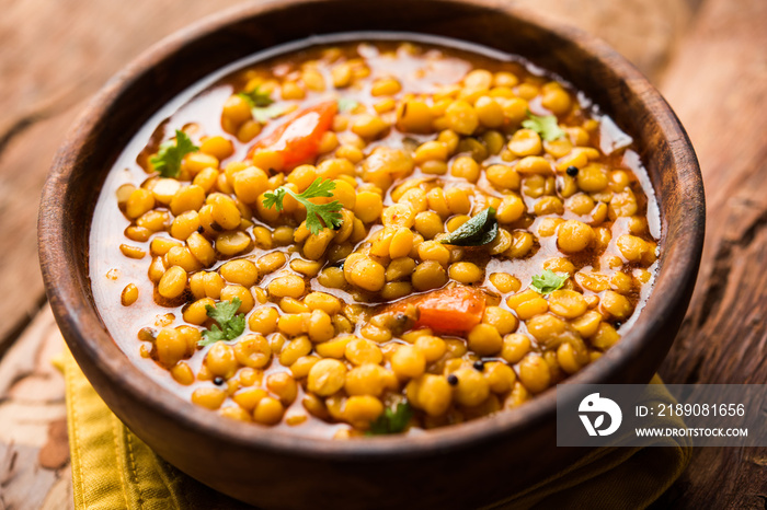 在碗或平底锅中烹制的Chana Dal油炸或Split Bengal Gram tadka，选择性聚焦