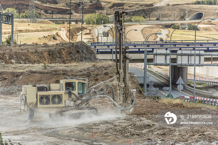 在创建道路的工程中钻探岩石