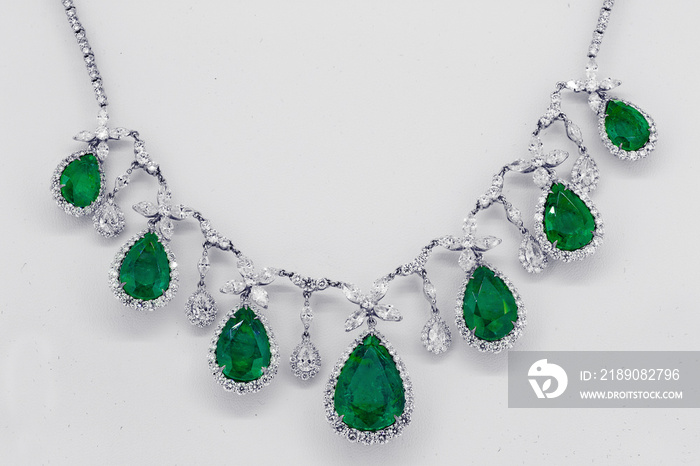 Necklace in emeralds and with diamonds