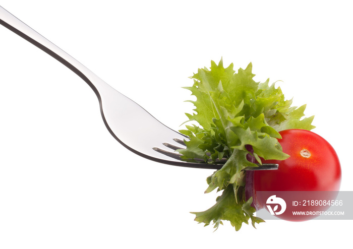 新鲜沙拉和樱桃番茄放在叉子上，分离在白色背景切口上。