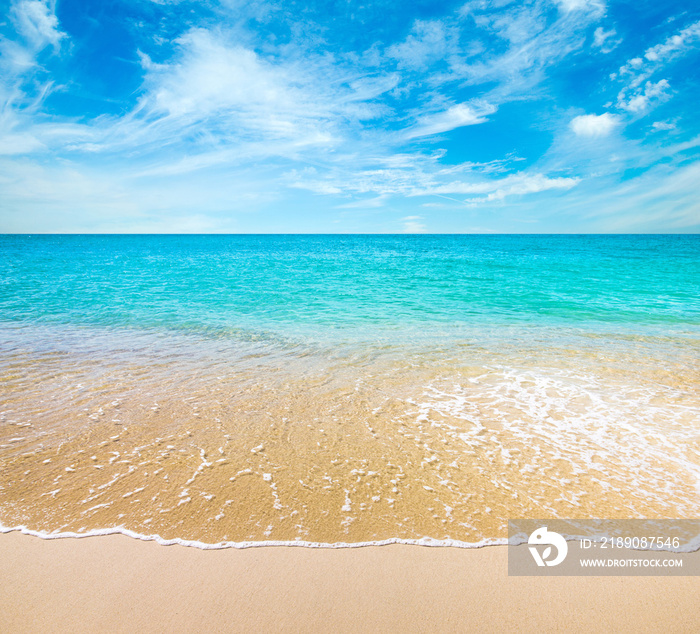 夏日热带海滩碧绿海水