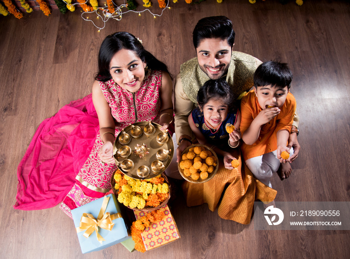 一家四口庆祝排灯节、拜拜节或Raksha Bandhan