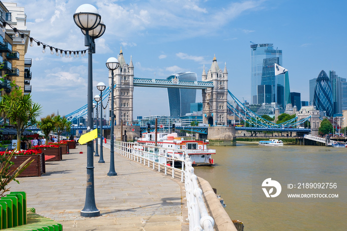 阳光明媚的塔桥、泰晤士河和伦敦金融城