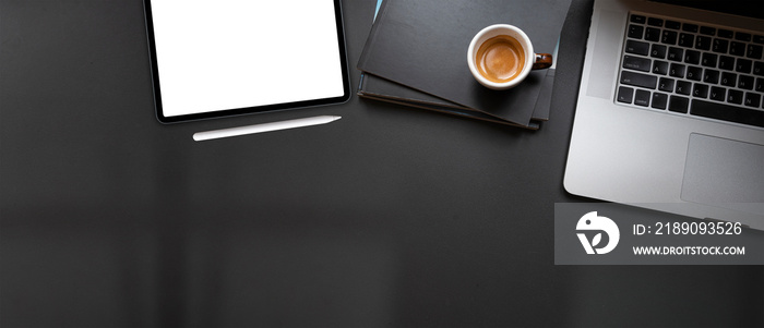 带黑屏便携式平板电脑、笔记本电脑、笔记本和一杯咖啡的俯视工作区