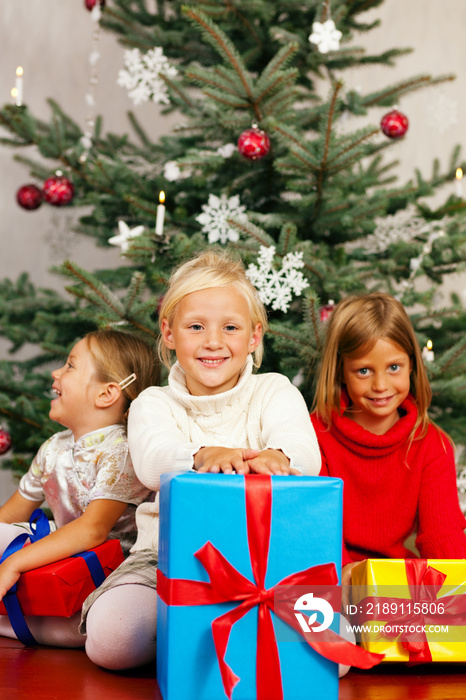 Weihnachten - Kinder mit Geschenken