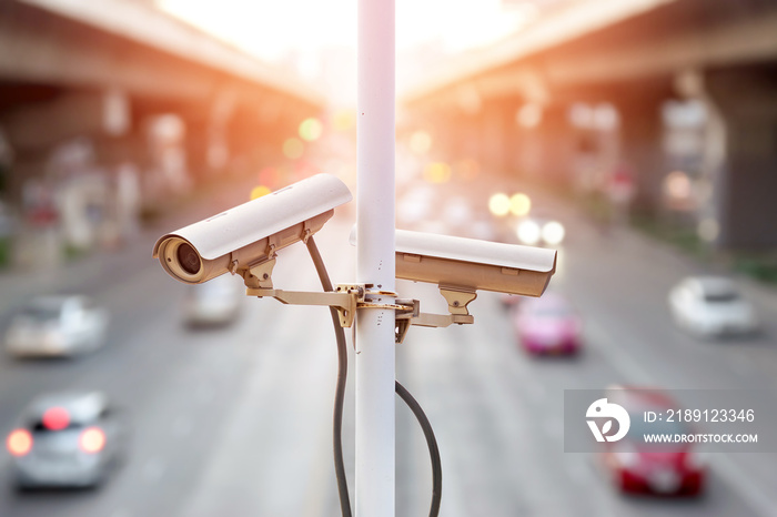 大城市道路上的交通安全摄像头监控(CCTV)特写。