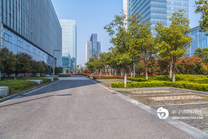 城市空荡荡的交通道路，背景是城市景观