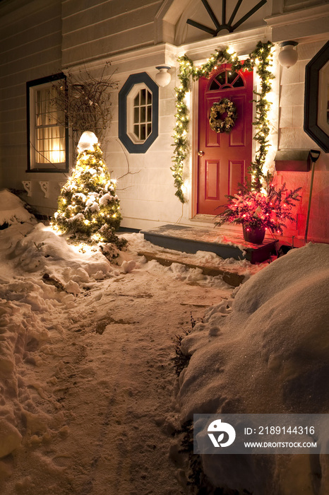 冬天的房子为圣诞节而装饰