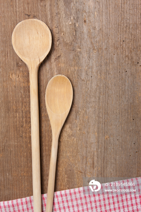 2木质板上的烹饪勺和餐巾纸