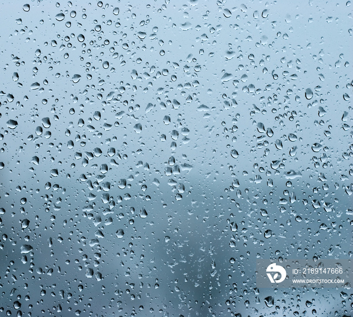 雨水打在窗户上