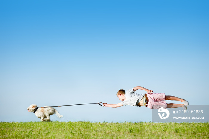 Hund an Leine mit fliegendem Hundebesitzer